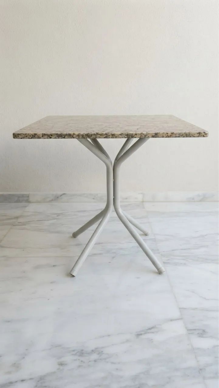 Mesa de Granito Quadrada com Pé Central em Ferro
