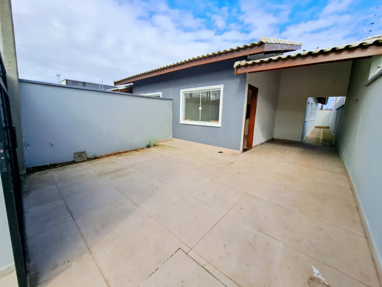 Casa moderna e reformada com 3 quartos, suíte e quintal no Daville  R$ 2.200 com IPTU incl