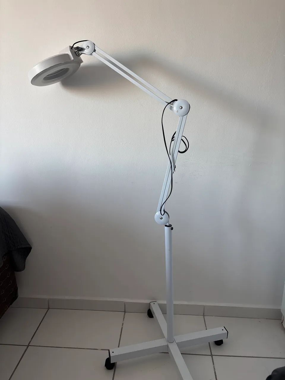Lupa tripé e luminária 