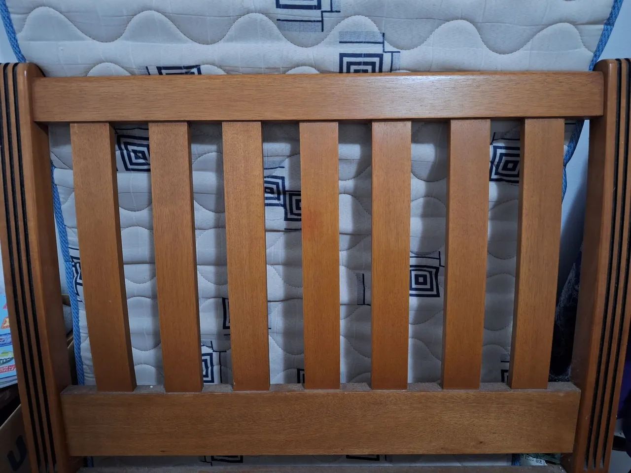 Cama de Solteiro de Madeira