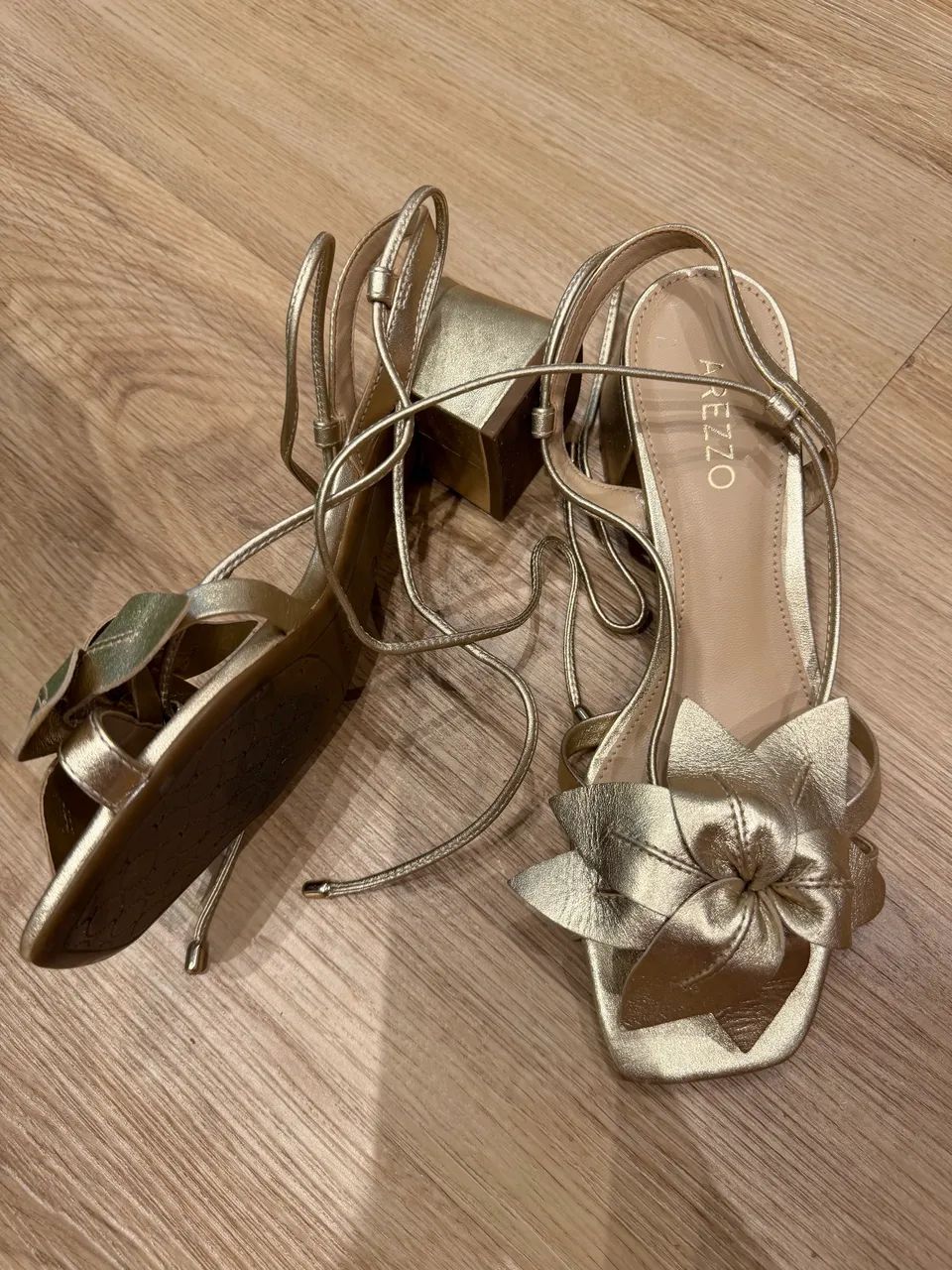 Sandália Arezzo dourada 35 - Foto 2