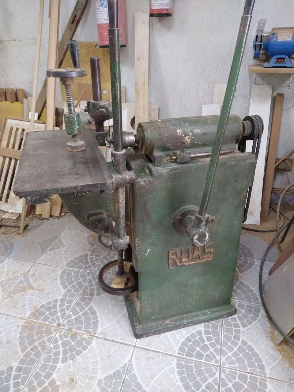 Vendo uma furadeira horizontal marca Ruas acompanha brocas  - Foto 2