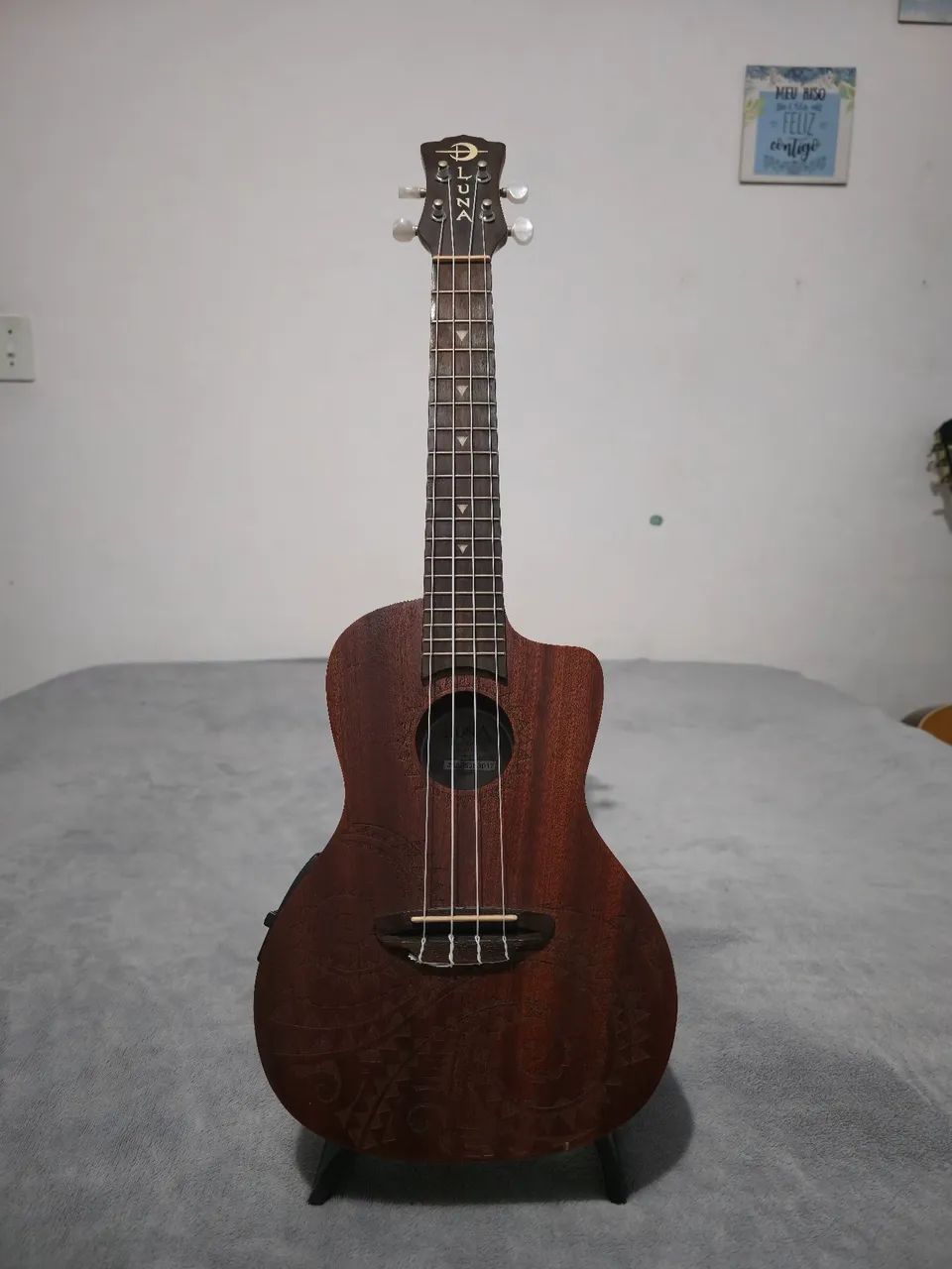 Ukulele eletroacústico - Luna
