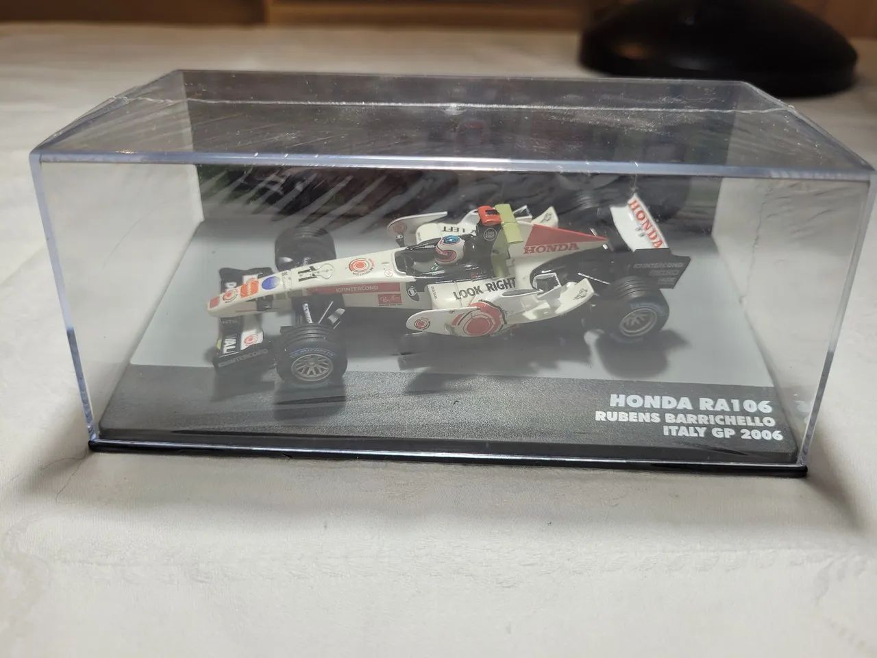 Miniatura fórmula 1 RA106 escala 1:43
