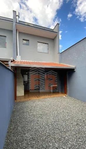 Vendo telhado com estrutura de madeira