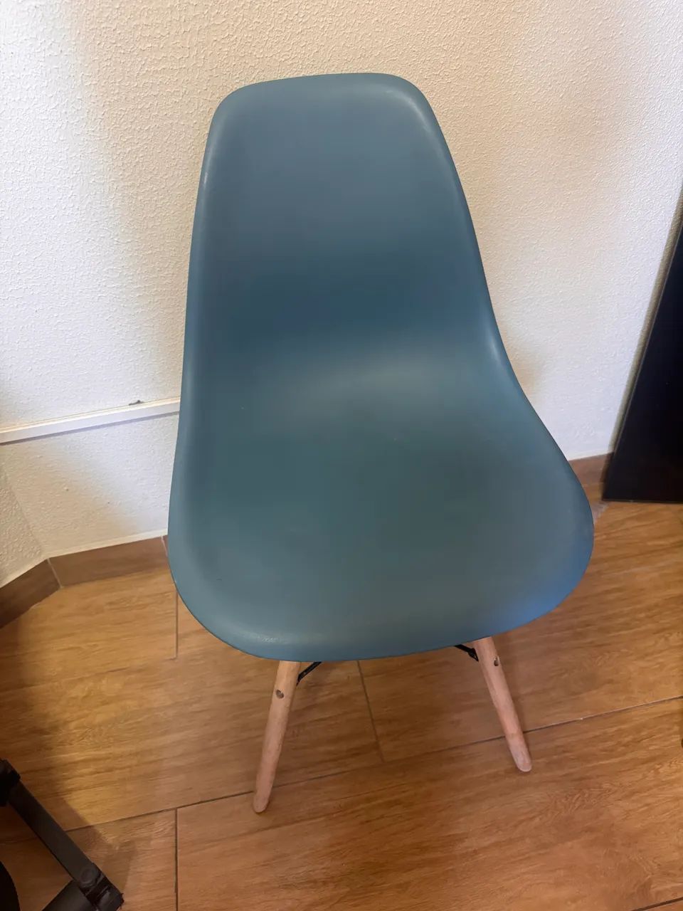 Kit com 2 cadeiras Eiffel azul, com design moderno e elegante. - Foto 3