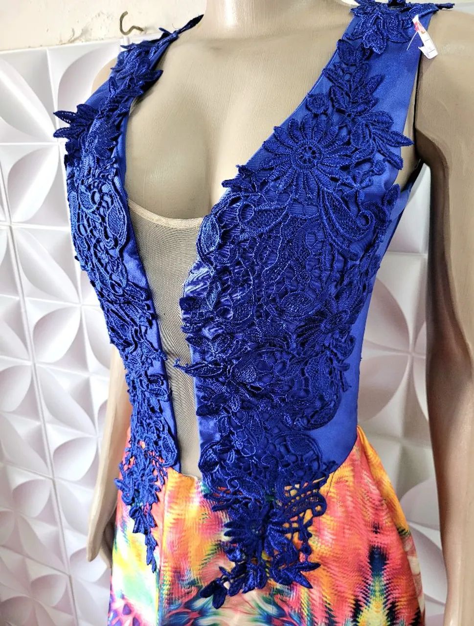 vestido com corpete rendado azul e saia estampada colorida tamanho M - Foto 2