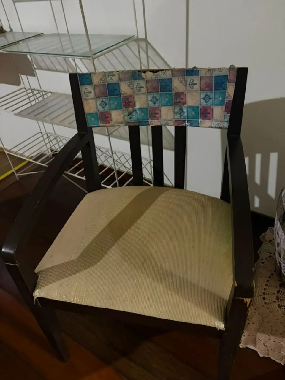 Cama box king com box duplo; Cadeiras de madeira e mesa de centro de madeira - Foto 2