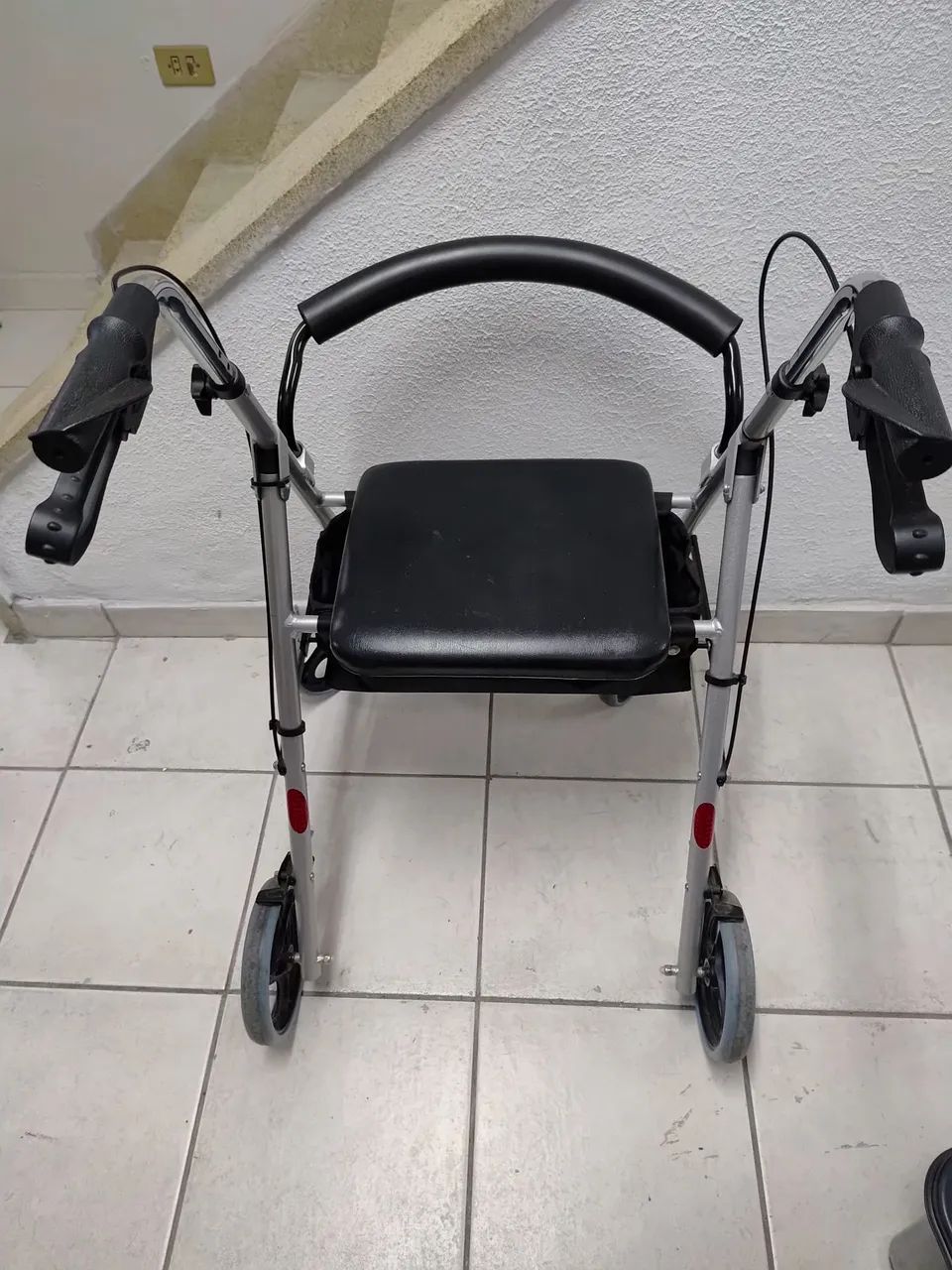 Andador/ cadeira de rodas - Foto 2