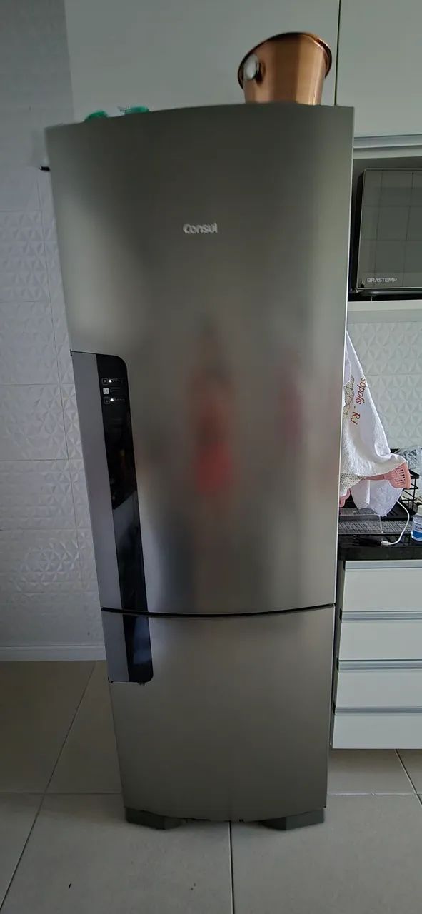 Geladeira com freezer Consul capacidade de 397L -inox