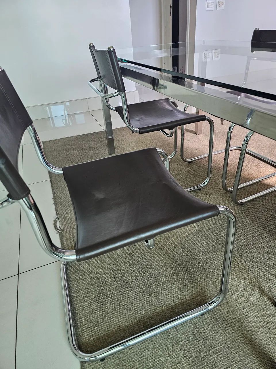 Mesa de jantar com cadeiras e poltronas - Foto 4