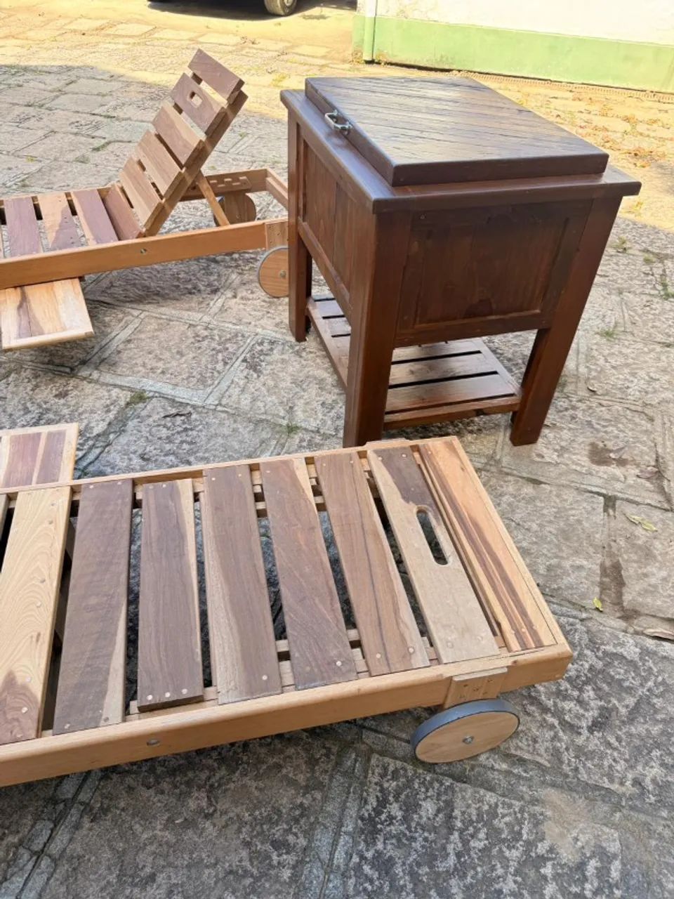DUAS ESPREGUIÇADEIRAS DE PISCINA E UM COOLER PARA CERVEJA EM MADEIRA MACIÇA