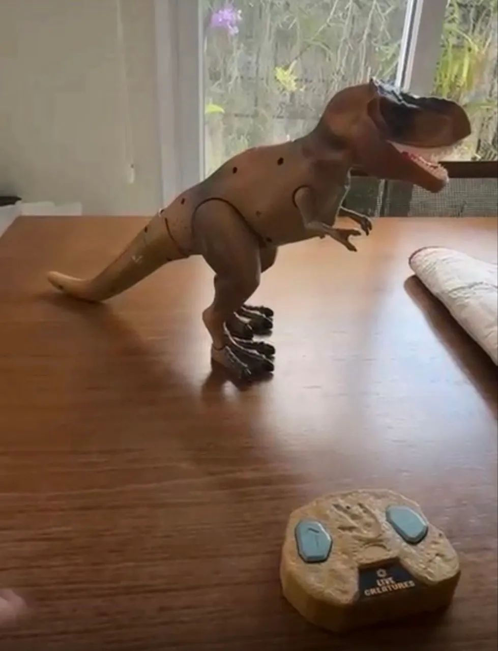 t-rex grande com controle remoto - Foto 5