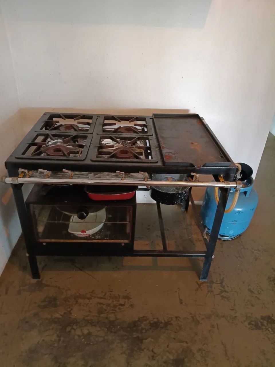 Vendo fogão industrial com forno e chapa! 