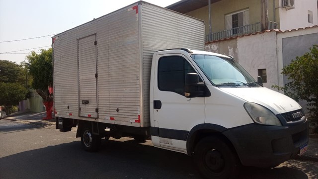 IVECO DAILY COM PLATAFORMA HIDRÁULICA