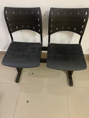 Longarina de duas cadeiras pretas