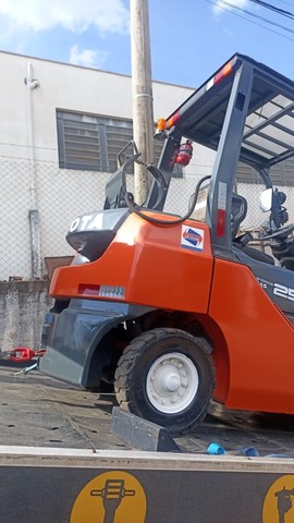 Empilhadeira Toyota 8FG25 2020 triplex  - Foto 4