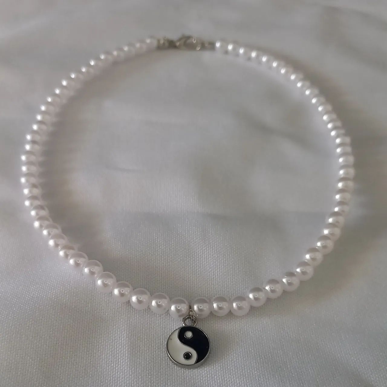 Gargantilha de pérolas com pingente Yin Yang