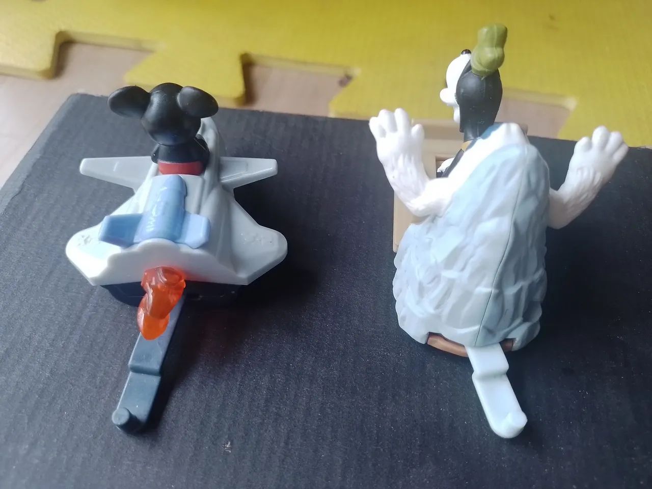 Boneco Mickey Mouse e Pateta nos seus carrinhos - Colecionáveis MC Donald's  - Foto 5