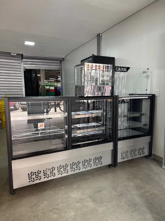 Vitrine refrigeradas e caixa 