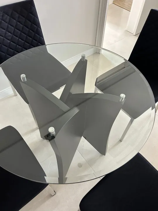 OPORTUNIDADE! Mesa de vidro e 4 cadeiras