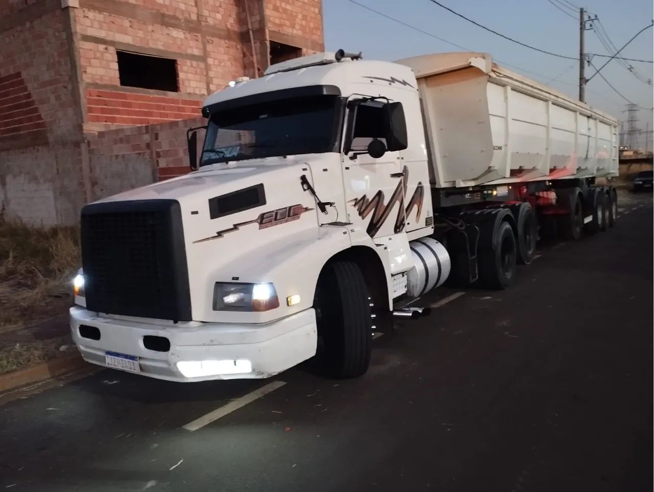 Volvo Edc mais 4 eixo caçamba 