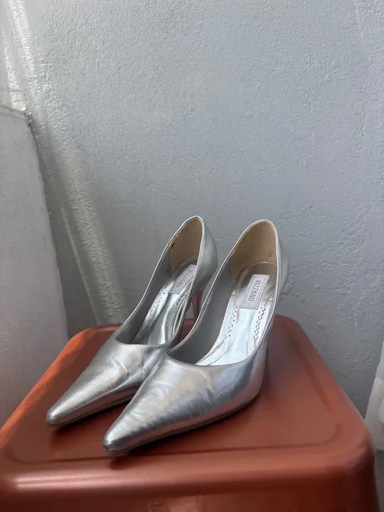 Scarpin prata tamanho 36 (serve 37)