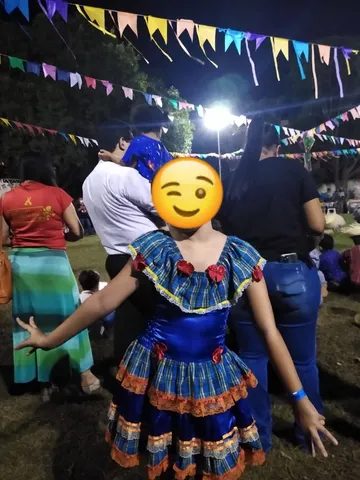 Vendo vestido Junino ,veste tamanho 6 a 8 anos.
