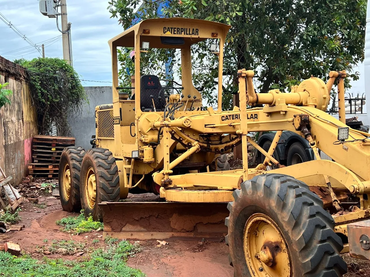 Motoniveladora Caterpillar - Pronta para o Trabalho