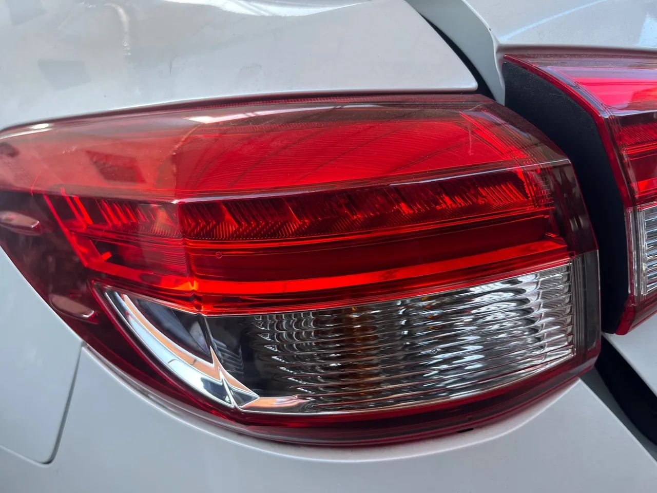 F lanterna esquerda Toyota yaris sedã 