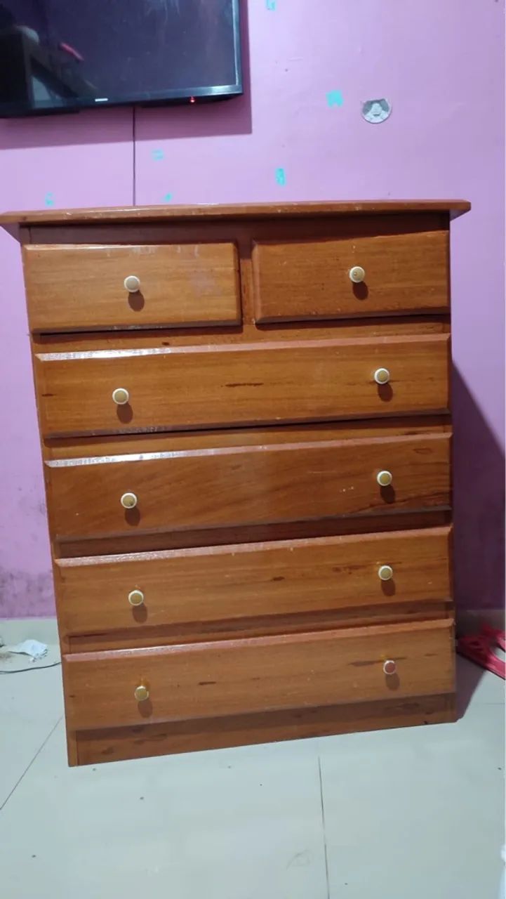 Cômoda de madeira com 6 gavetas