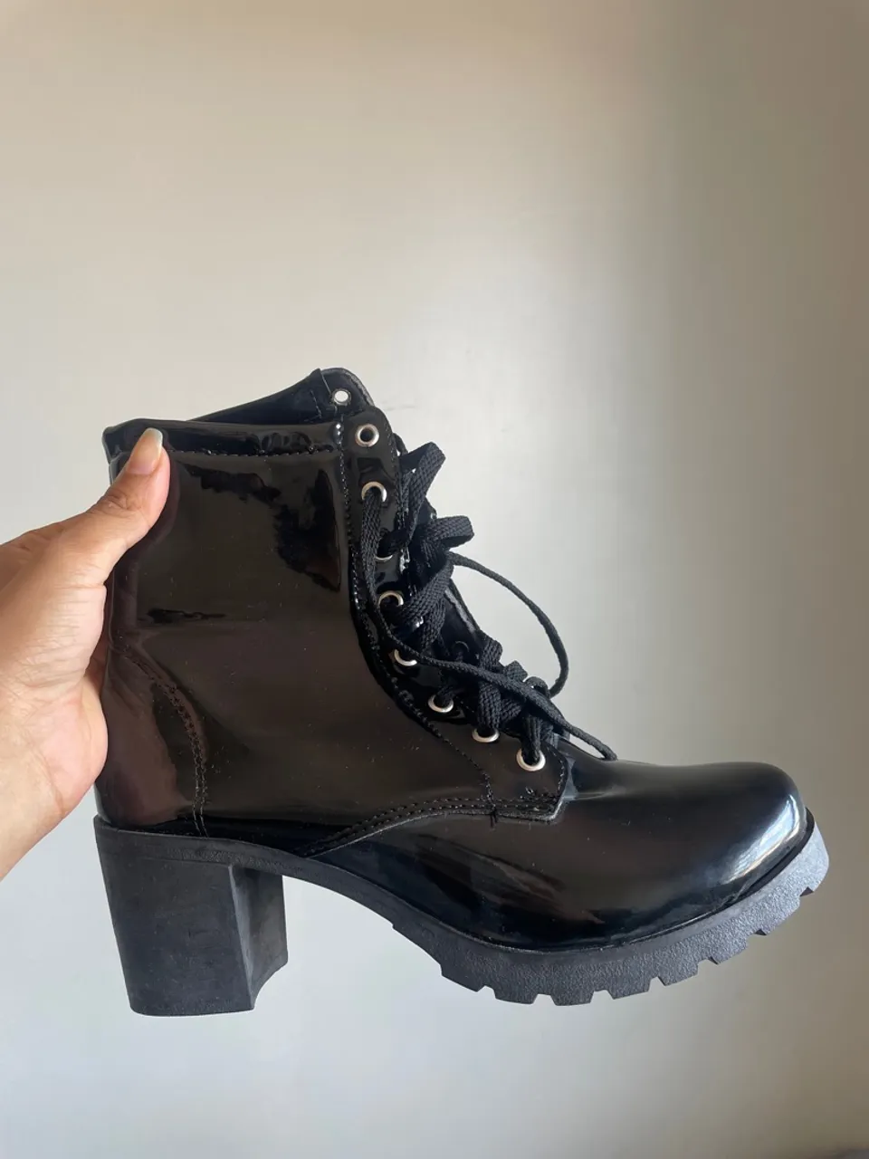 Bota feminina preta com salto
