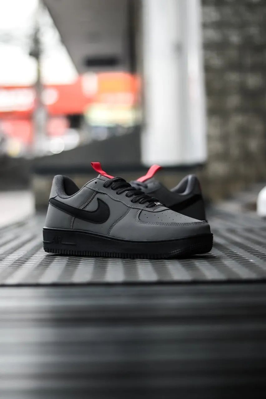 NIKE AIR FORCE LOW CINZA & VERMELHO 40/41 - Foto 3