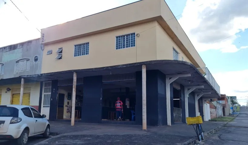 Vende-se um prédio na Qd 14 do Setor Leste