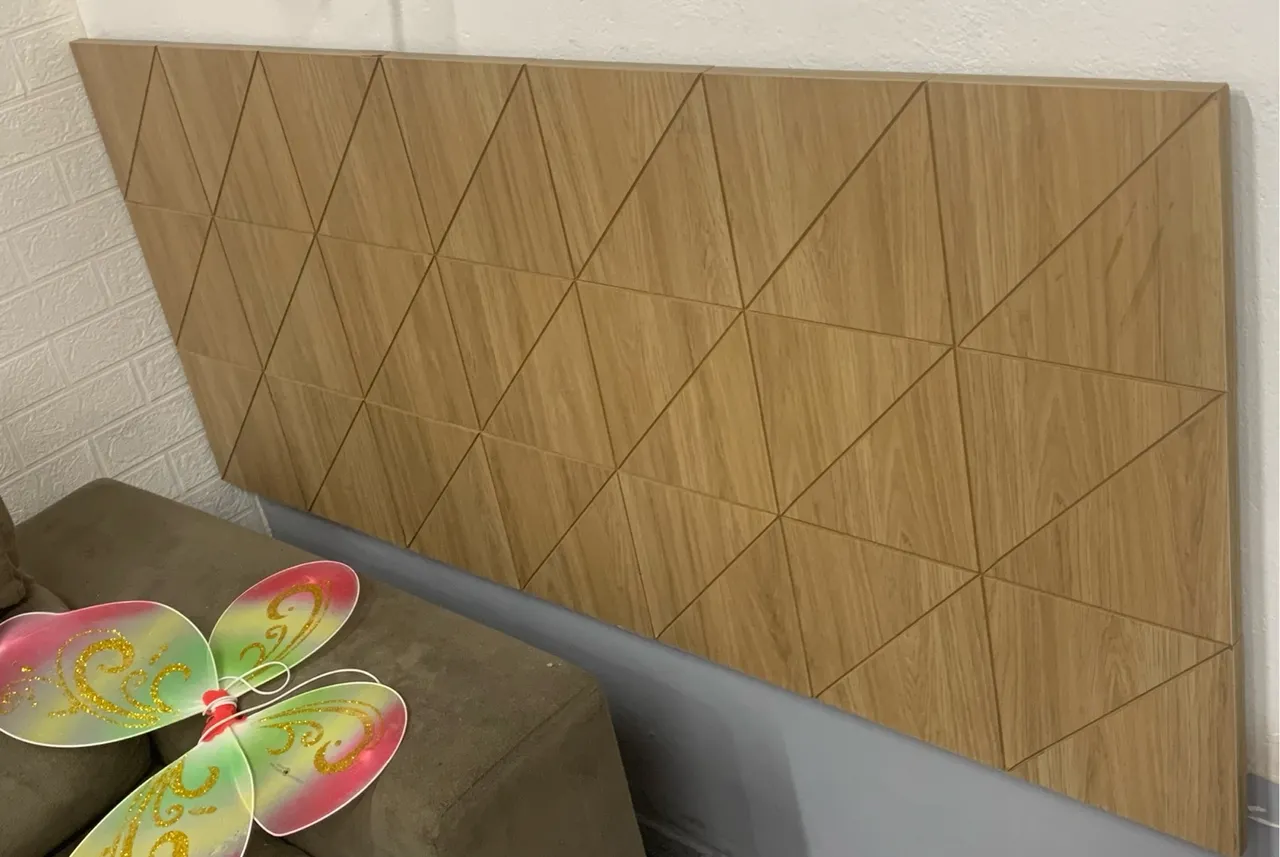 Cabeceira de Cama em Madeira com Design Geométrico