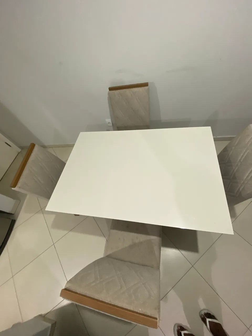 Mesa com quatro cadeiras 64573991979522124