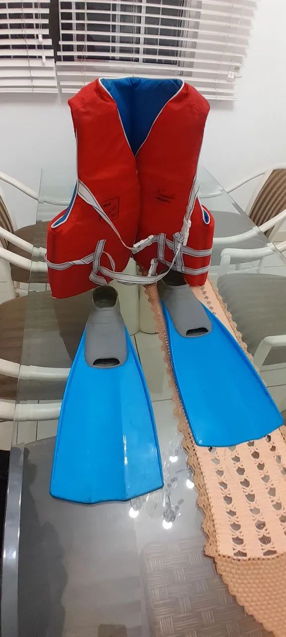 Colete salva vidas e pé de pato 