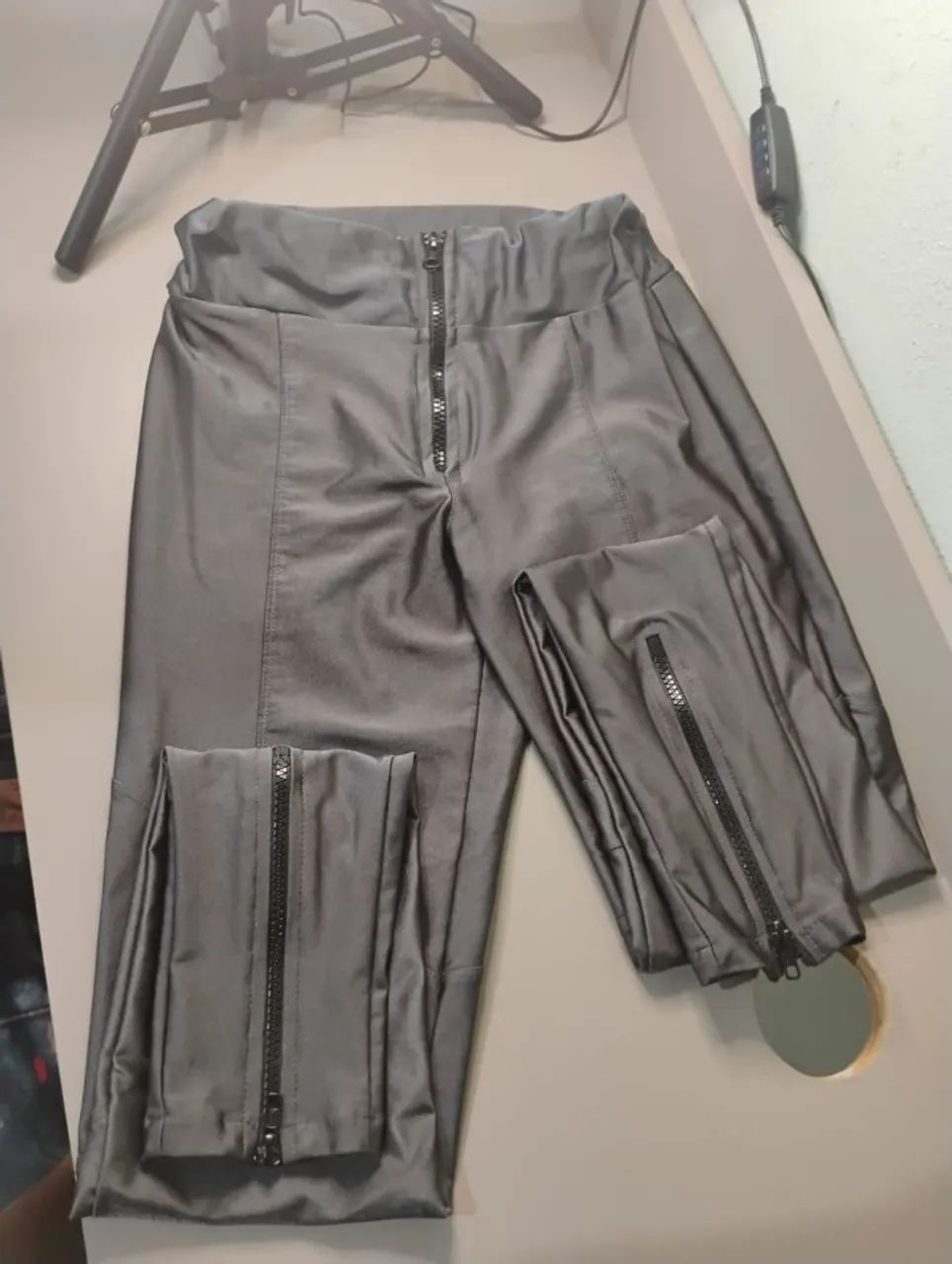 Calça feminina cinza com zíperes