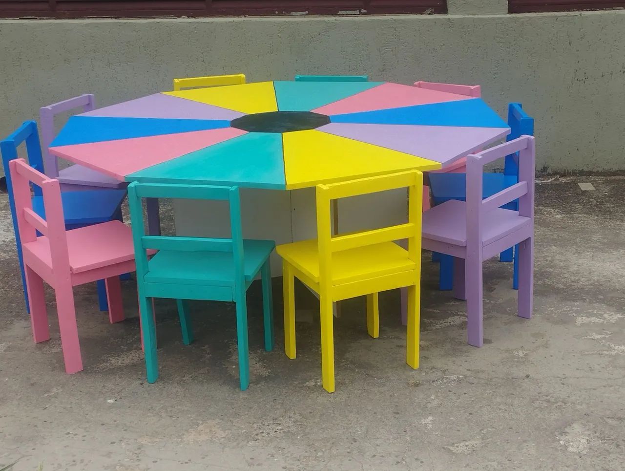 Mesa infantil decagonal com 10 cadeiras infantis  - Foto 5
