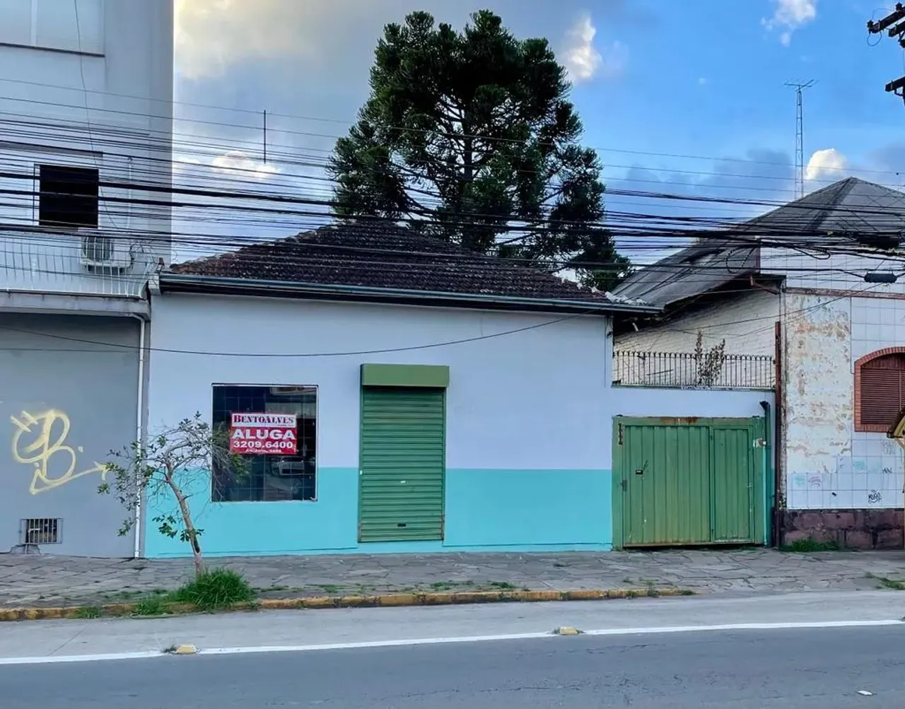 BENTOALVES aluga casa comercial, frente p/ Moreira Cesar, 110m2, bairro Pio X - Caxias do