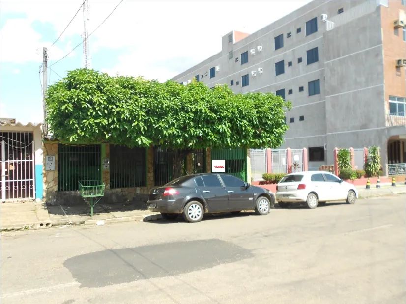 Casa térrea em excelente localização, no Centro da cidade.