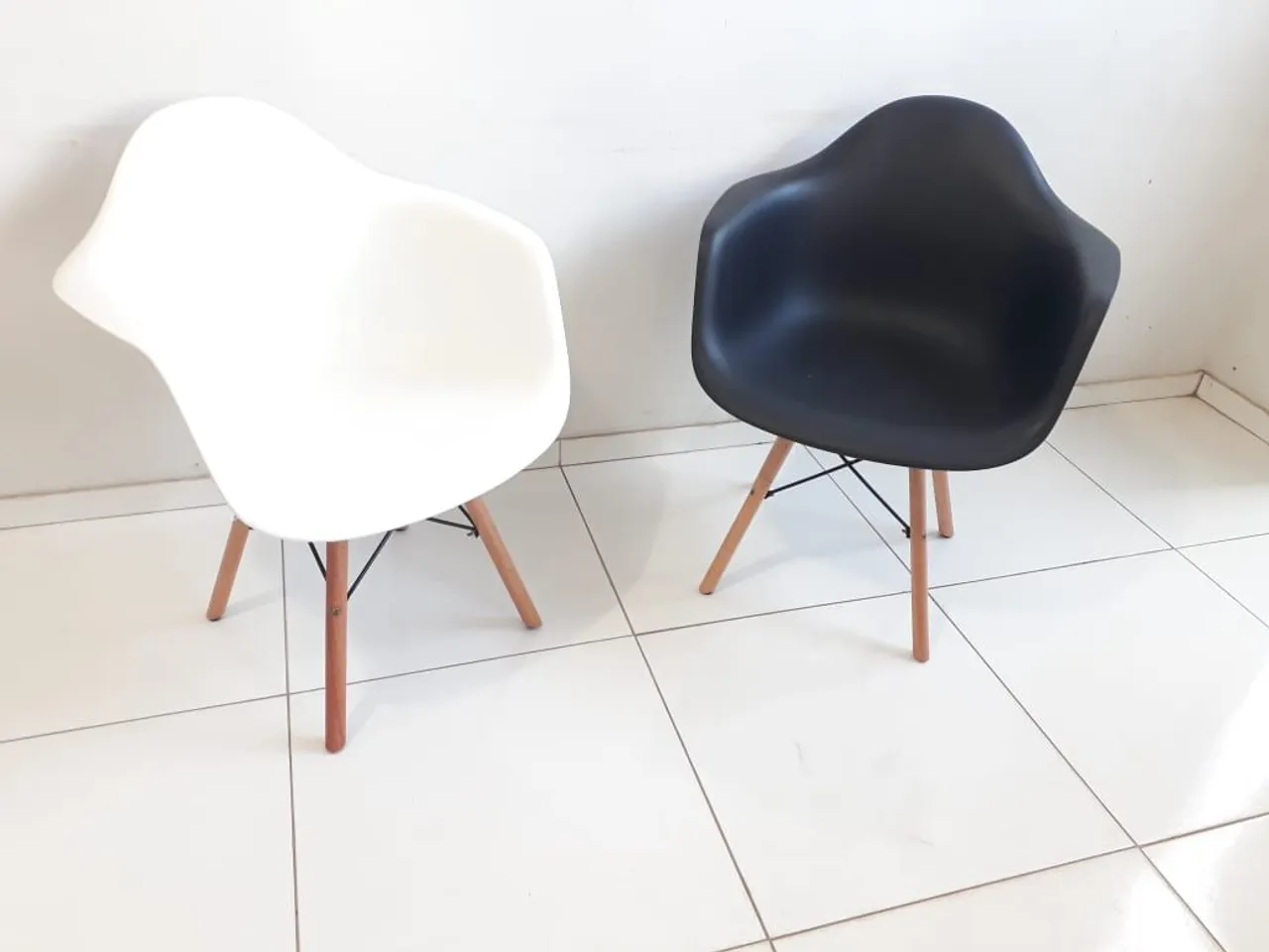 Cadeira Eames Eiffel preta e branca - Preço imbatível