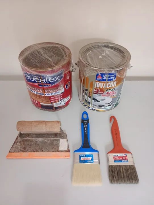 kit pintura - 1x lata tinta piso....1x lata de verniz....2x trinchas...1x espátula