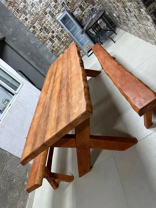 Mesa de madeira com bancos - Foto 2