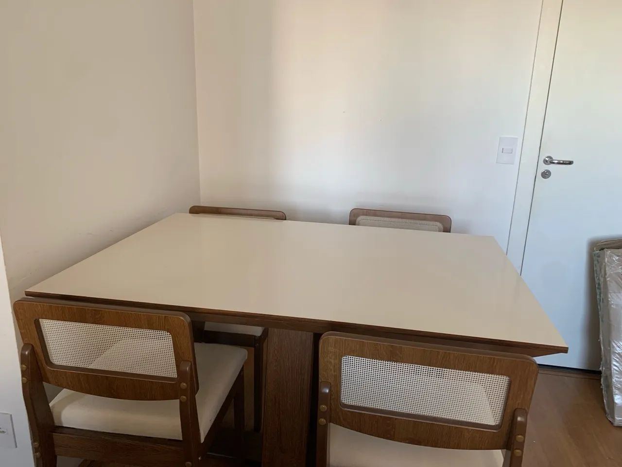 Mesa com 4 cadeiras  - Foto 2