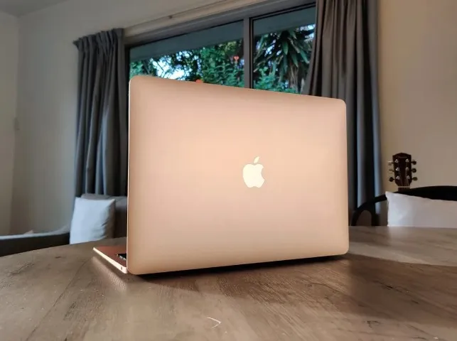 Apple Macbook Air - 13 polegadas, 2020, Chip M1, 256 GB de SSD, 8 GB de RAM - Gold Rose