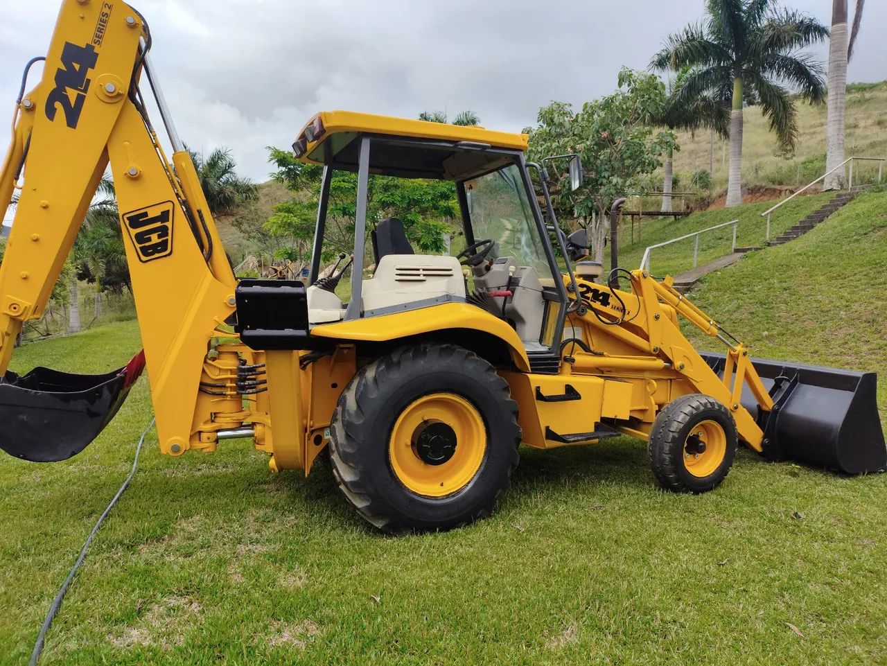 Retroescavadeira JCB 214Serie 2