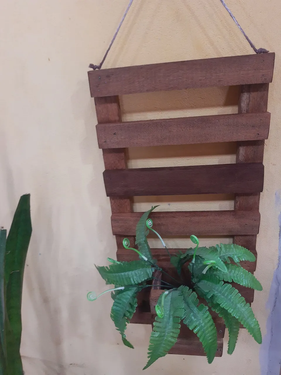 Suporte de Parede para Plantas em Madeira de Pallet