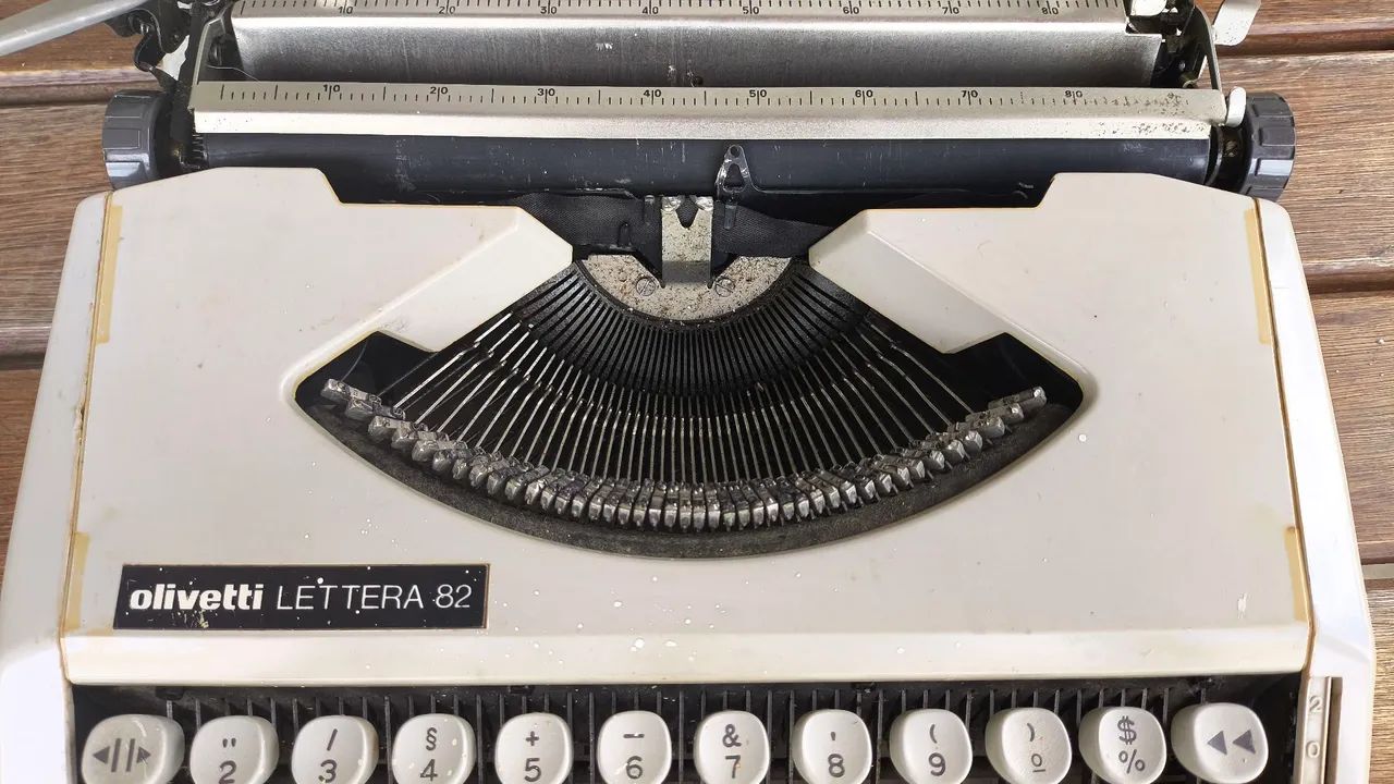 Máquina de escrever Olivetti Lettera 82 - Foto 4