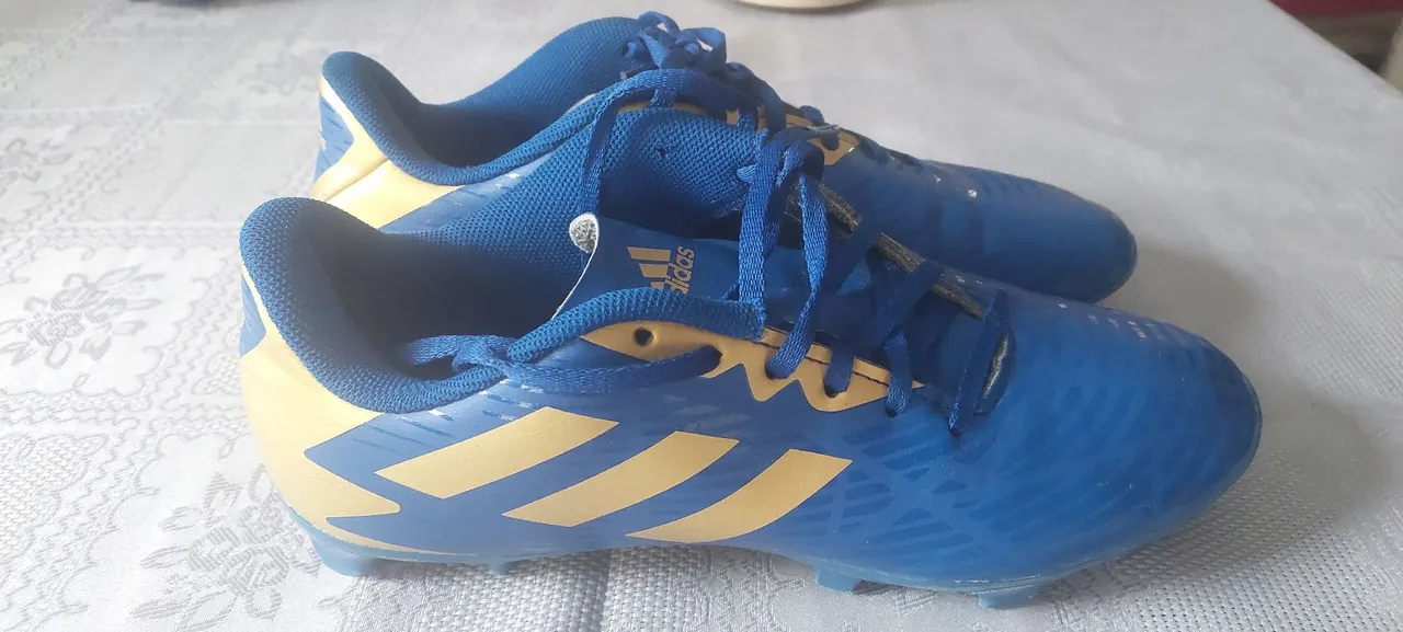 Chuteiras Adidas Azul e Dourado - Novas